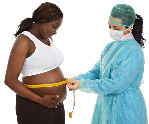 임신 한 여자를 진찰하는 의사 — 스톡 사진
