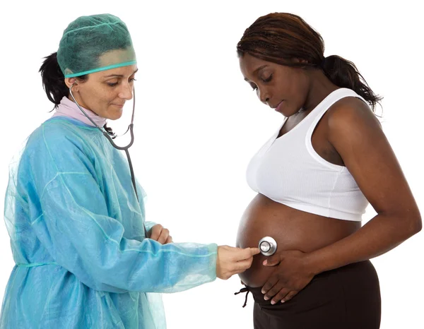 Médico examinando a una mujer embarazada —  Fotos de Stock