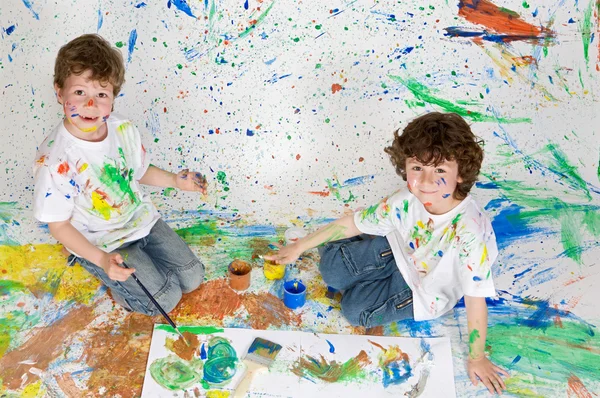 Παιδιά που παίζουν με τη ζωγραφική — Φωτογραφία Αρχείου