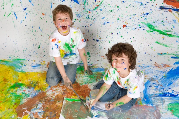 Niños jugando con la pintura —  Fotos de Stock