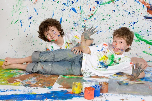 Niños jugando con la pintura — Foto de Stock