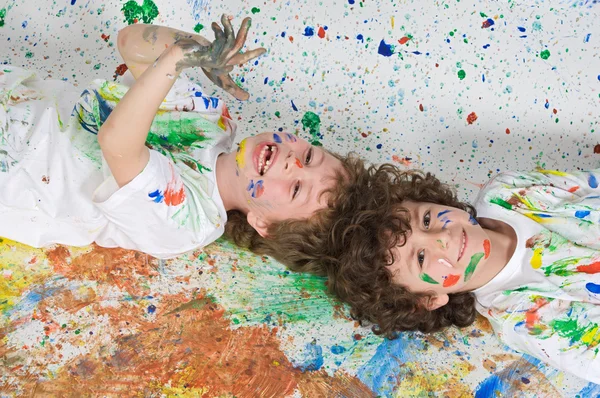 Дети, играющие с картиной — стоковое фото