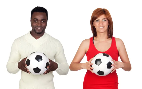 Schöne rothaarige Mädchen und attraktive afrikanische Männer mit einem Fußball — Stockfoto