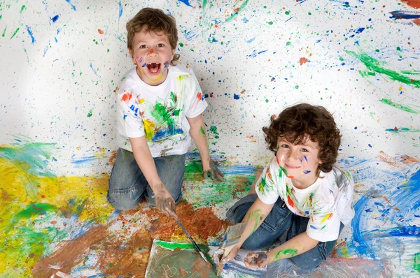 Crianças brincando com pintura — Fotografia de Stock