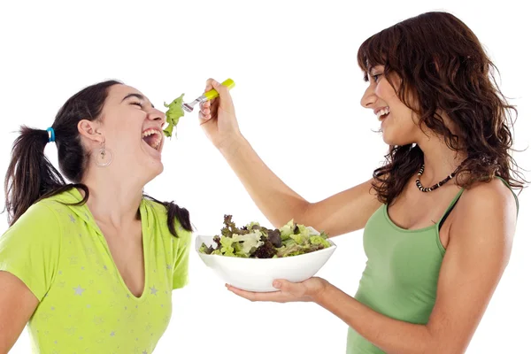 Twee mooie meisjes met een salade — Stockfoto