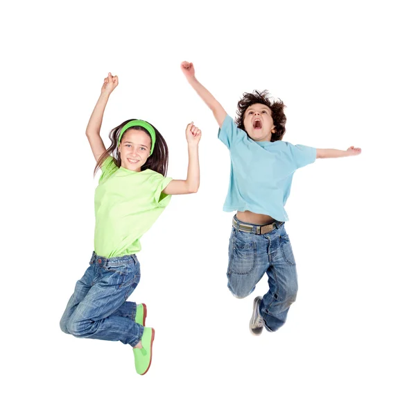 Два счастливых ребенка прыгают одновременно — стоковое фото