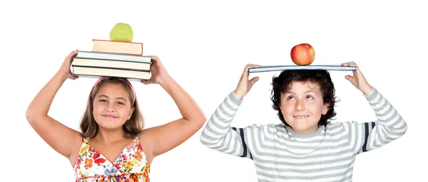 Adorabile bambini con molti libri e mela sulla testa — Foto Stock