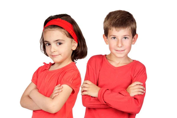 Dvě děti v červené barvě s překřížením rukou — Stock fotografie
