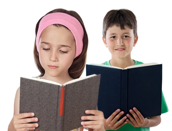Zwei Kinder lesen — Stockfoto