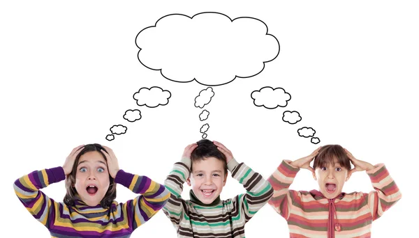 Tres niños divertidos sorprendidos con un mismo pensamiento —  Fotos de Stock