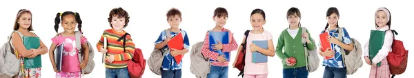Molti bambini studenti tornano a scuola — Foto Stock