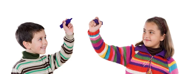 Zwei bezaubernde Kinder, die mit fluoreszierenden Farben schreiben — Stockfoto