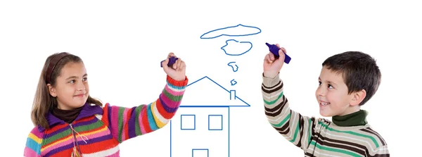 Zwei Kinder zeichnen ein Haus — Stockfoto