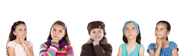 Groep van vijf kinderen denken — Stockfoto