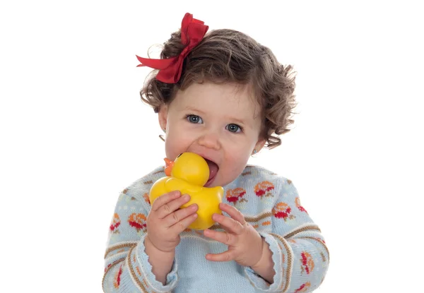 Belo bebê de olhos azuis chupando um pato de borracha isolado — Fotografia de Stock