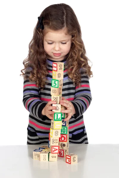Roztomilé dítě hraje s dřevěnými bloky — Stock fotografie