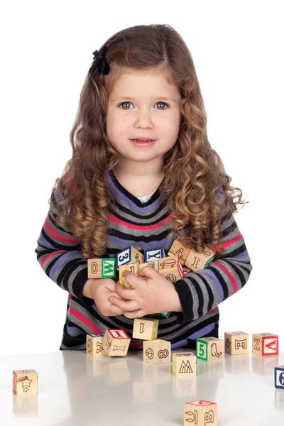 Очаровательный ребенок играет с деревянными блоками — стоковое фото