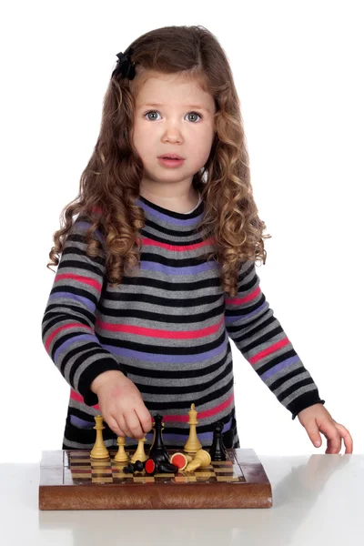 Urocza dziewczynka gra w szachy — Zdjęcie stockowe