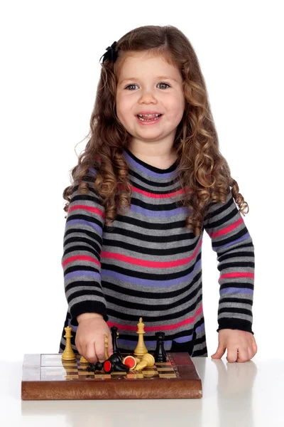Прекрасный ребенок играет в шахматы — стоковое фото