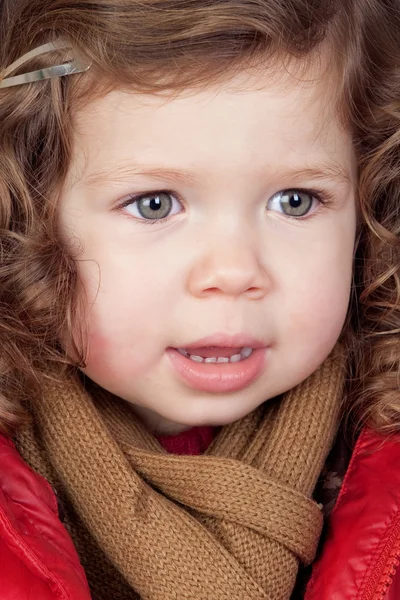 Schönes kleines Mädchen mit rotem Mantel — Stockfoto