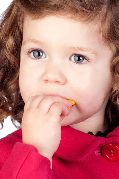 可爱的宝贝女儿吃糖果 — 图库照片