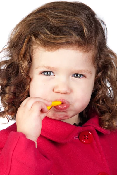 Bedårande flicka äter godis — Stockfoto