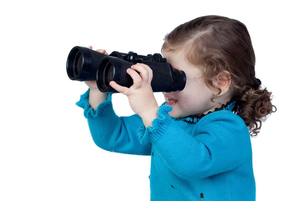Αξιολάτρευτο κοριτσάκι, κοιτάζοντας μέσα από κιάλια — Φωτογραφία Αρχείου
