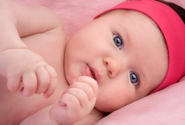 Förtjusande baby nyfödda med blå ögon — Stockfoto