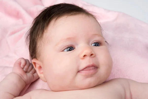 Entzückendes Neugeborenes mit blauen Augen — Stockfoto