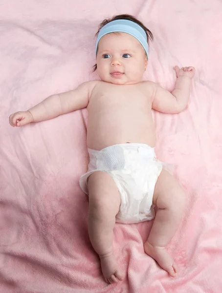 Очаровательный младенец с голубыми глазами — стоковое фото
