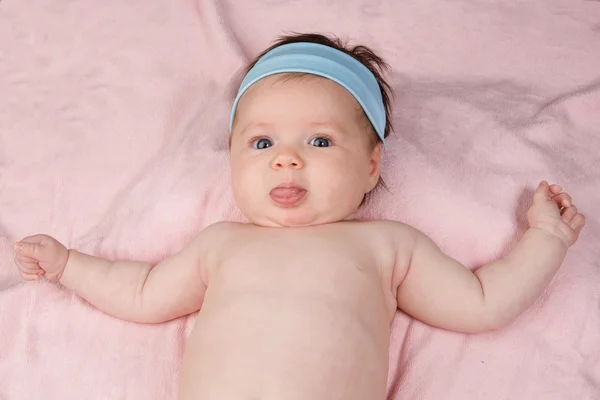 Adorable bébé nouveau-né aux yeux bleus — Photo