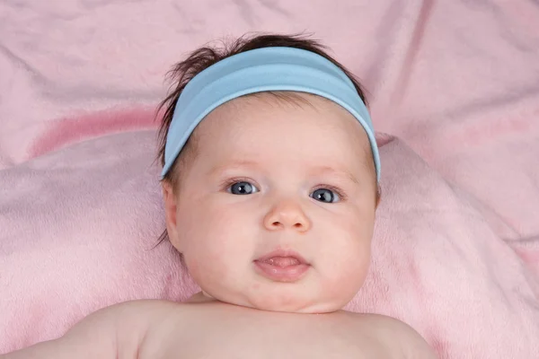 Roztomilé dítě novorozenec s modrýma očima — Stock fotografie