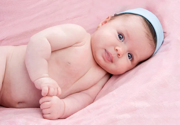 Bebé adorable recién nacido con ojos azules — Foto de Stock