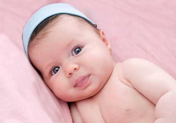 Чарівний новонароджений з блакитними очима — стокове фото