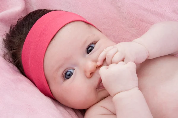 Schattige baby pasgeboren met blauwe ogen — Stockfoto