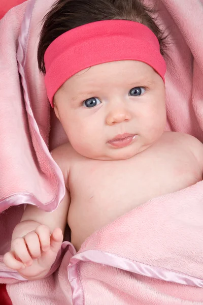 Bebé adorable recién nacido con ojos azules — Foto de Stock