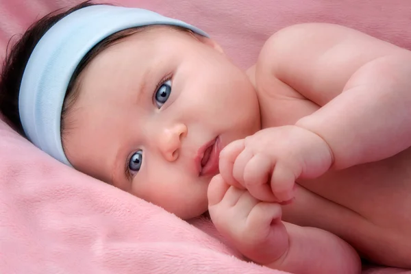 愛らしい赤ちゃん青い目を持つ新生児 — ストック写真