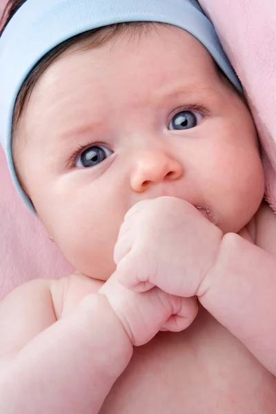 Αξιολάτρευτο μωρό νεογέννητο με μπλε μάτια — Φωτογραφία Αρχείου