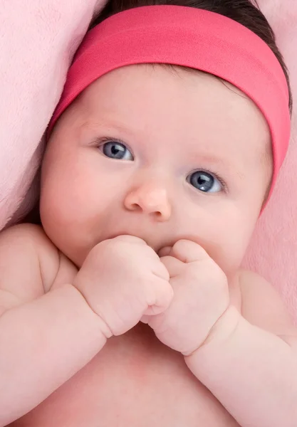Bebê adorável recém-nascido com olhos azuis — Fotografia de Stock
