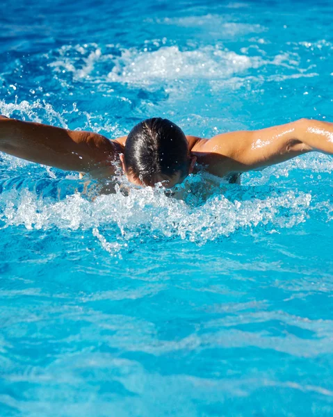 Zwemmer in een zwembad — Stockfoto