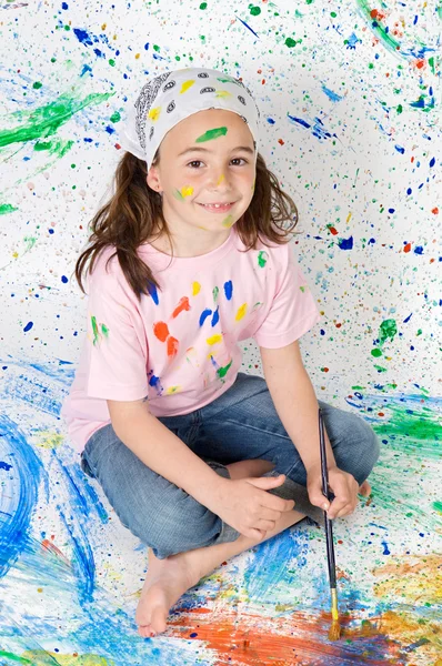 Menina brincando com pintura — Fotografia de Stock