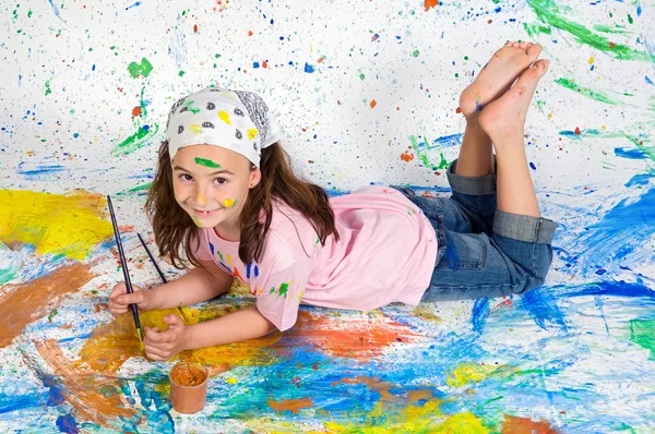 Chica jugando con la pintura — Foto de Stock