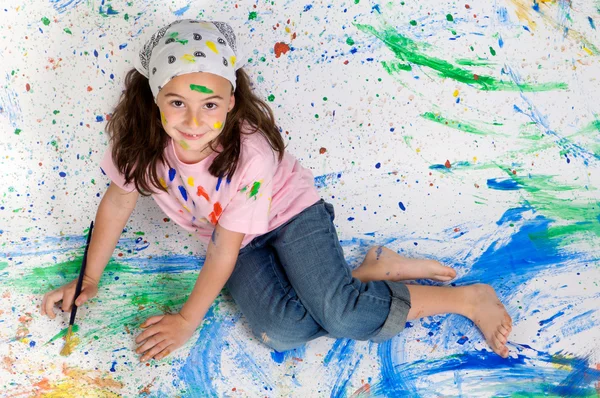 Κορίτσι παίζει με ζωγραφική — Φωτογραφία Αρχείου