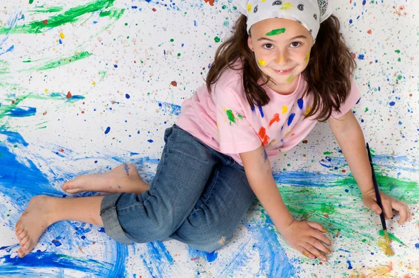 Girl playing with painting — Stock Photo, Image