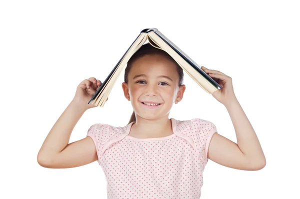 Menina segurando livro na cabeça — Fotografia de Stock