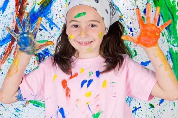Mädchen spielt mit Malerei — Stockfoto