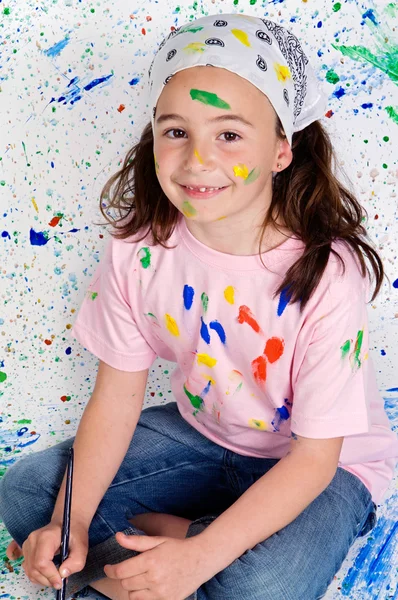 Dziewczyna bawi sie z malarstwa — Zdjęcie stockowe