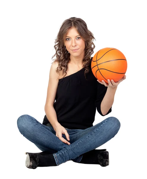 Привлекательная девушка с баскетбольным мячом — стоковое фото