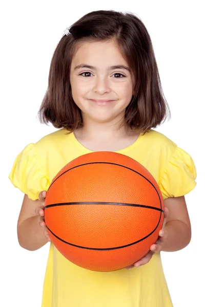 Brunett liten flicka med en basketboll — Stockfoto