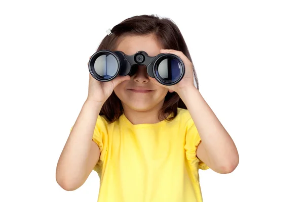 Brunett liten flicka tittar genom kikare — Stockfoto